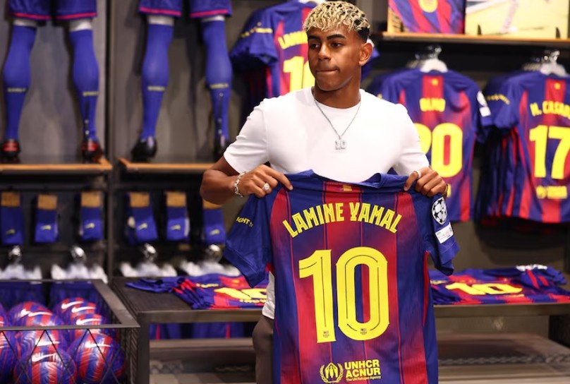 Yamal nhan vinh du o tuoi 18 hinh anh