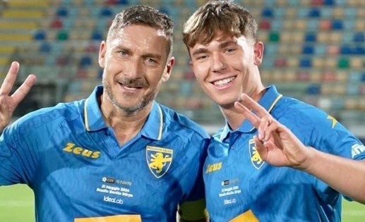 Con trai Totti giai nghe o tuoi 19 hinh anh