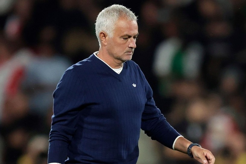 Van Persie day Mourinho vao duong cung hinh anh