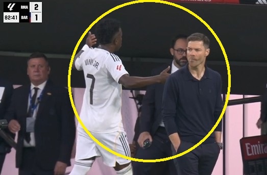 Vinicius noi gian voi Xabi Alonso hinh anh