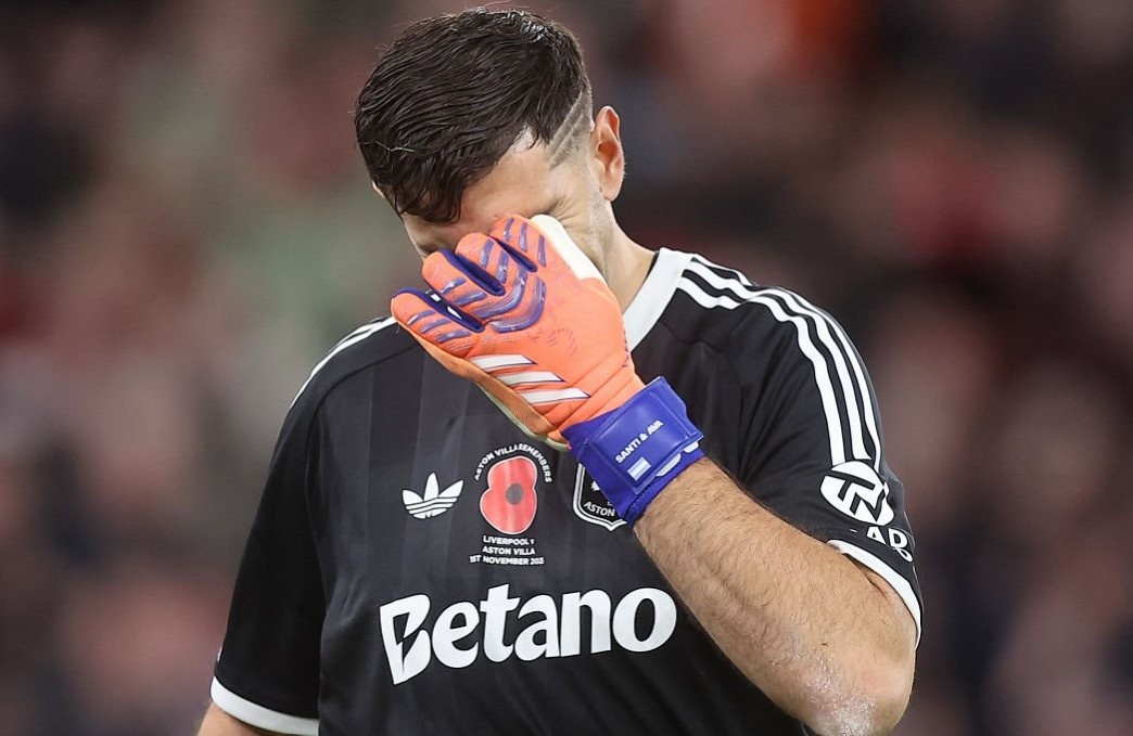 Emiliano Martinez mac sai lam ngo ngan hinh anh