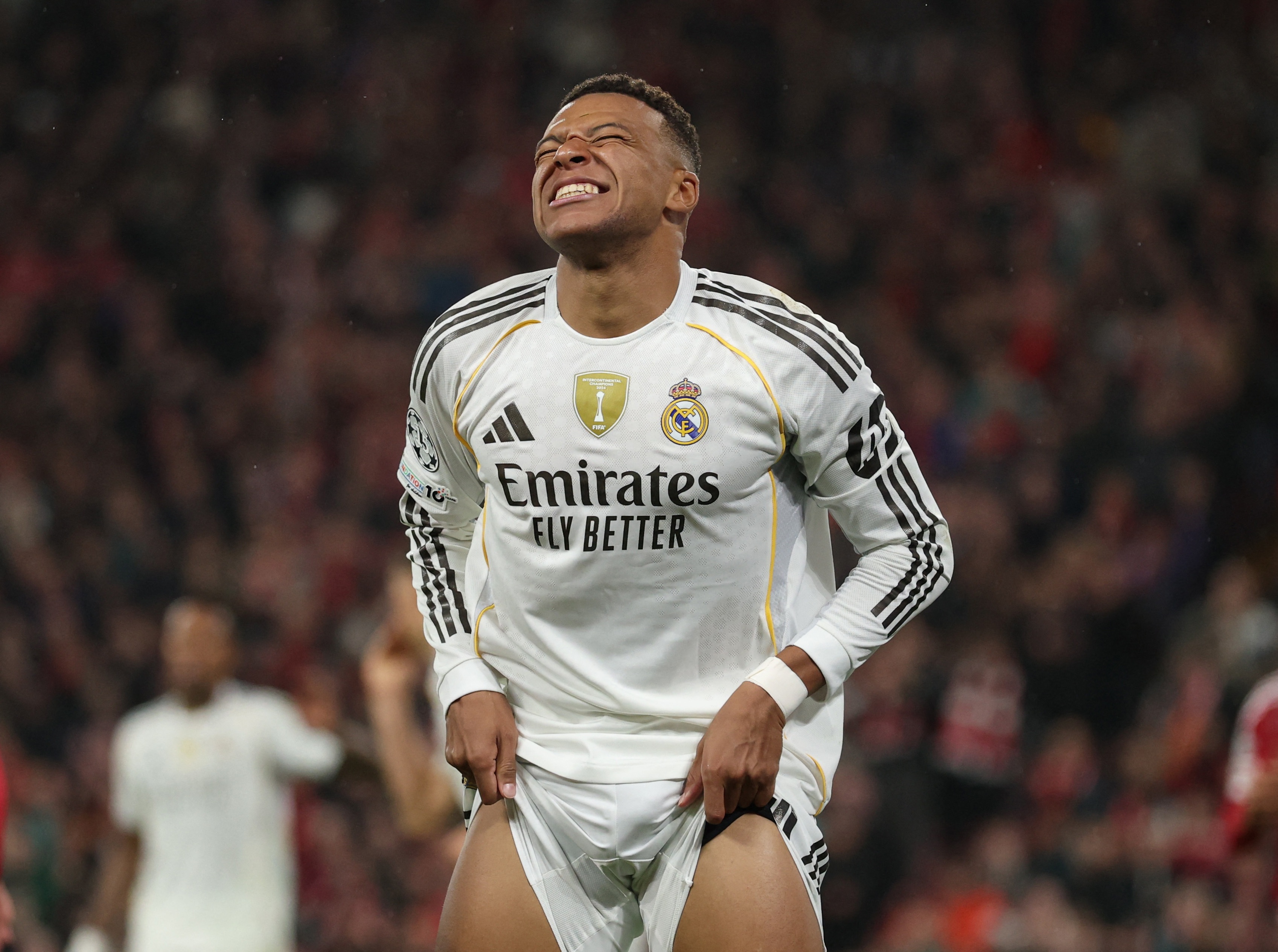 Real Madrid lai guc nga o Anfield hinh anh