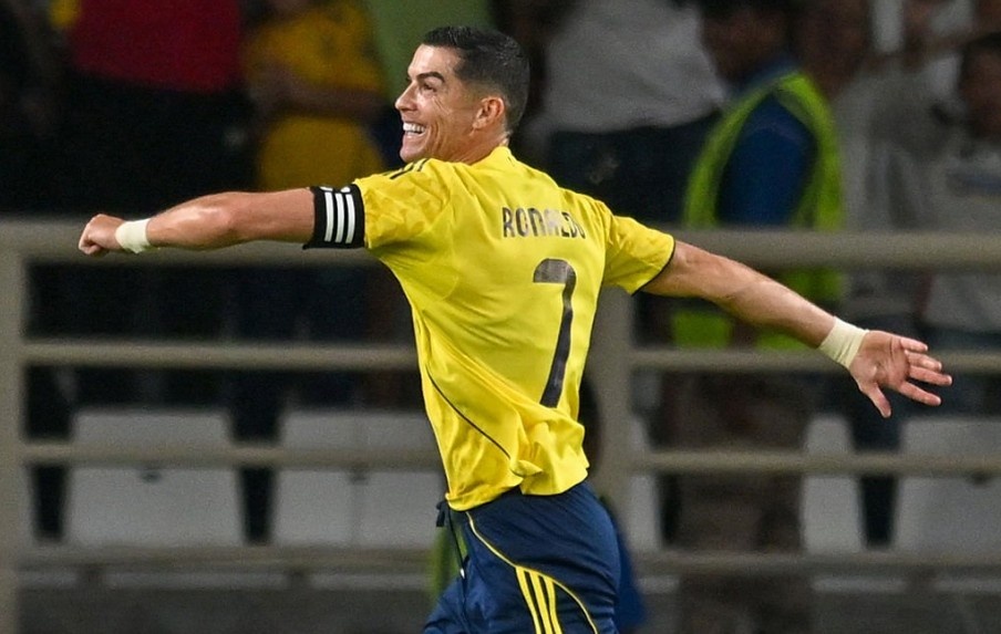 Ronaldo toa sang hinh anh