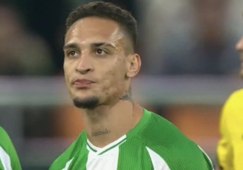 Antony bi duoi khoi san hinh anh