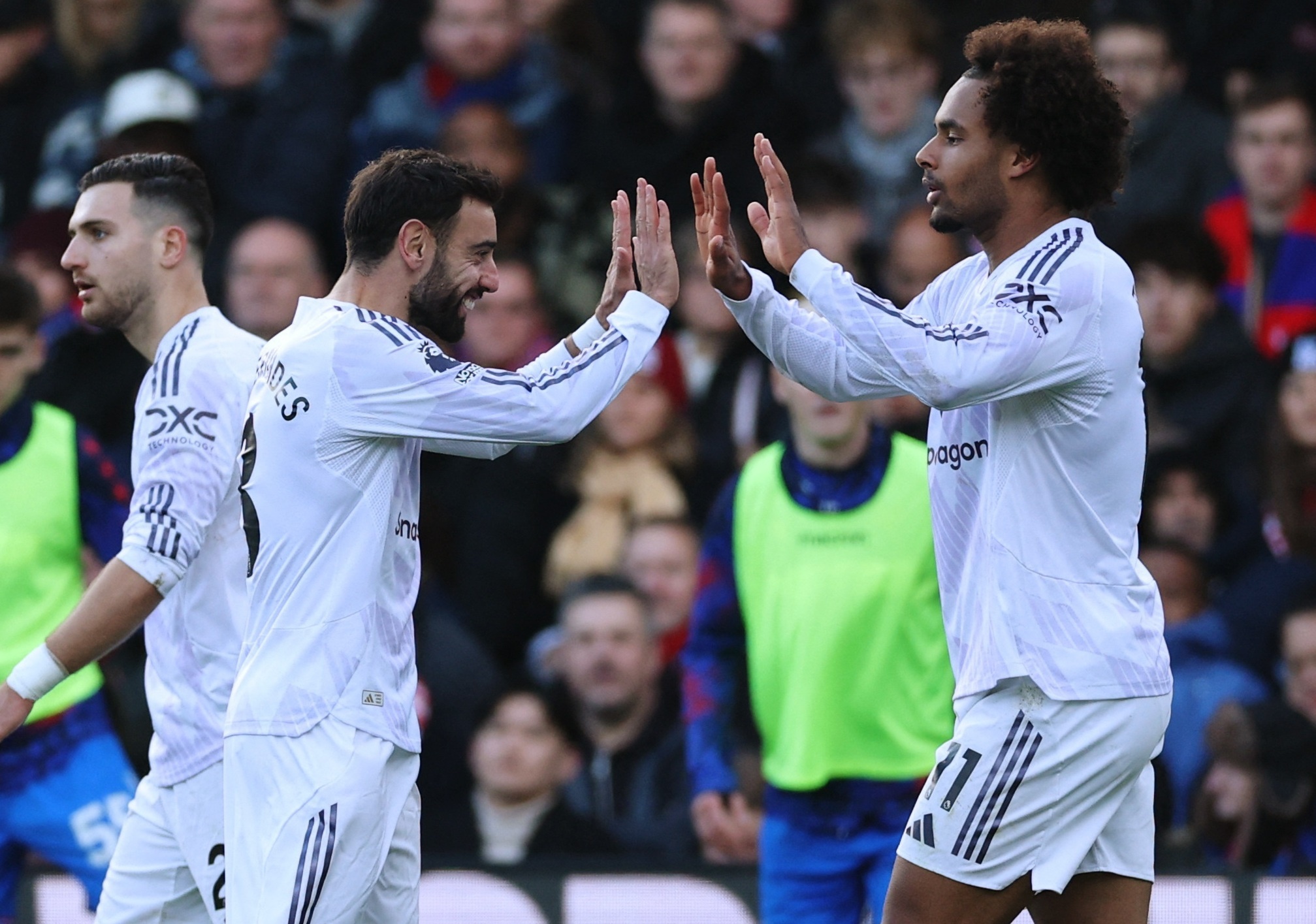 Crystal Palace 1-2 MU: Zirkzee, Mount toa sang hinh anh