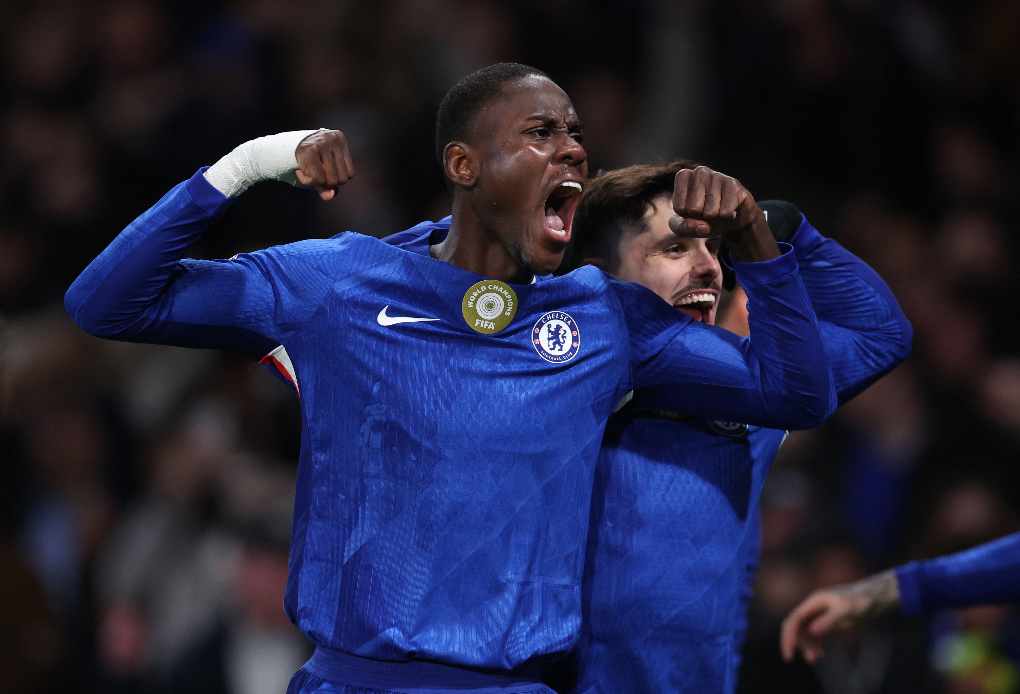 Arsenal bi 10 nguoi Chelsea cam hoa hinh anh