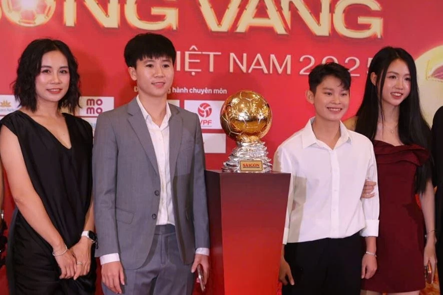 Trao giai Qua bong vang Viet Nam: Tran Thi Duyen xuat hien rang ngoi hinh anh