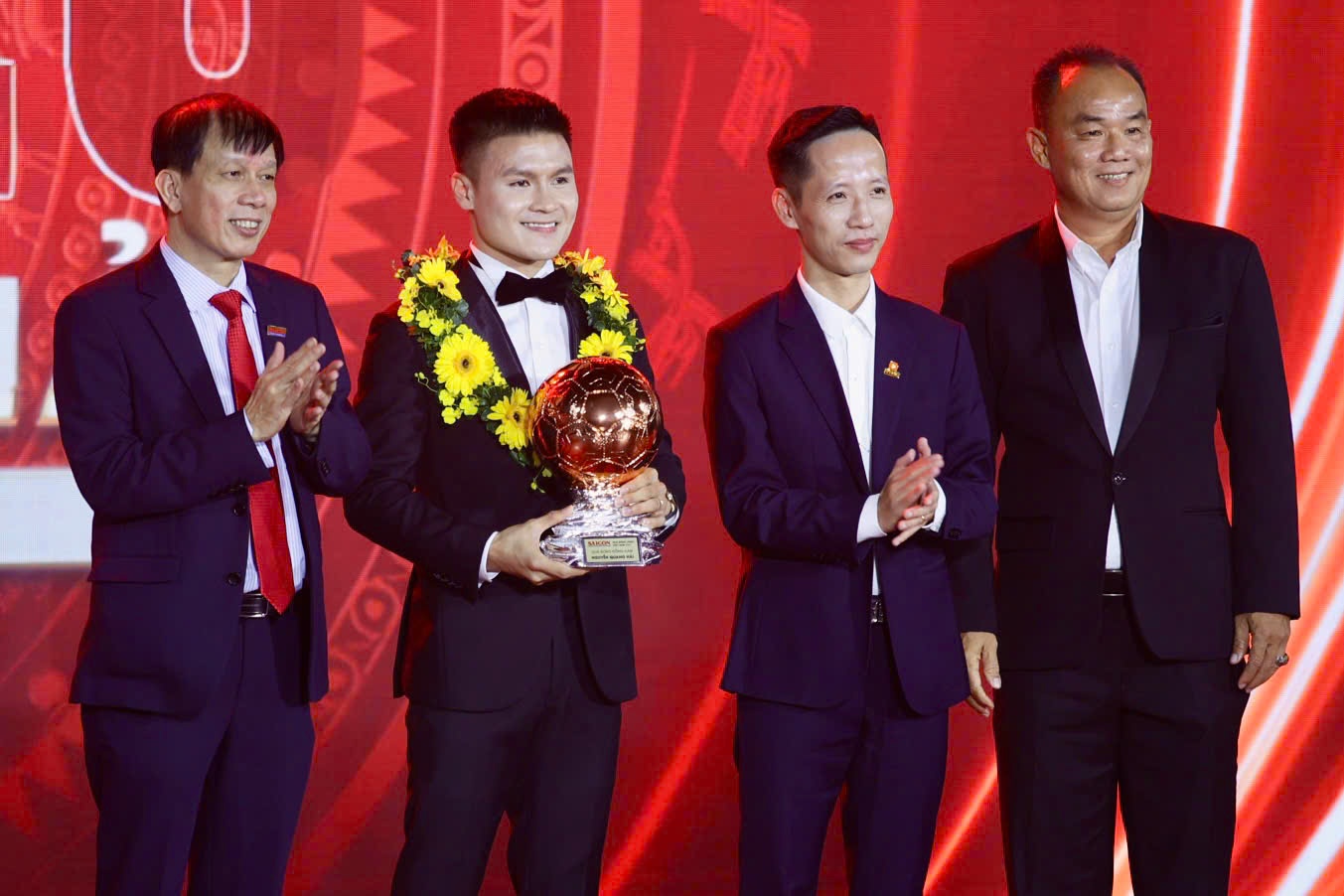 Trao giai Qua bong vang Viet Nam: Quang Hai, Dinh Bac duoc vinh danh hinh anh