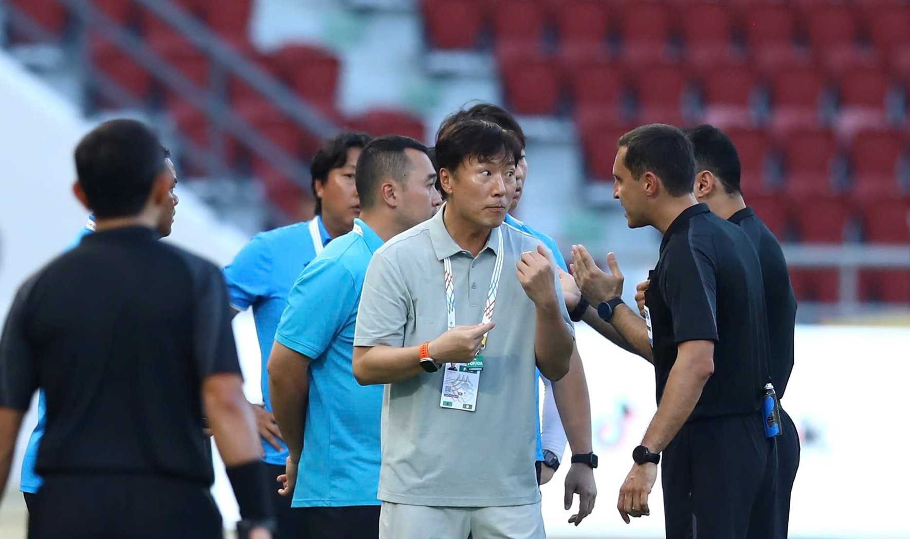 Phan ung cua HLV U22 Lao khi suyt cam hoa Viet Nam hinh anh