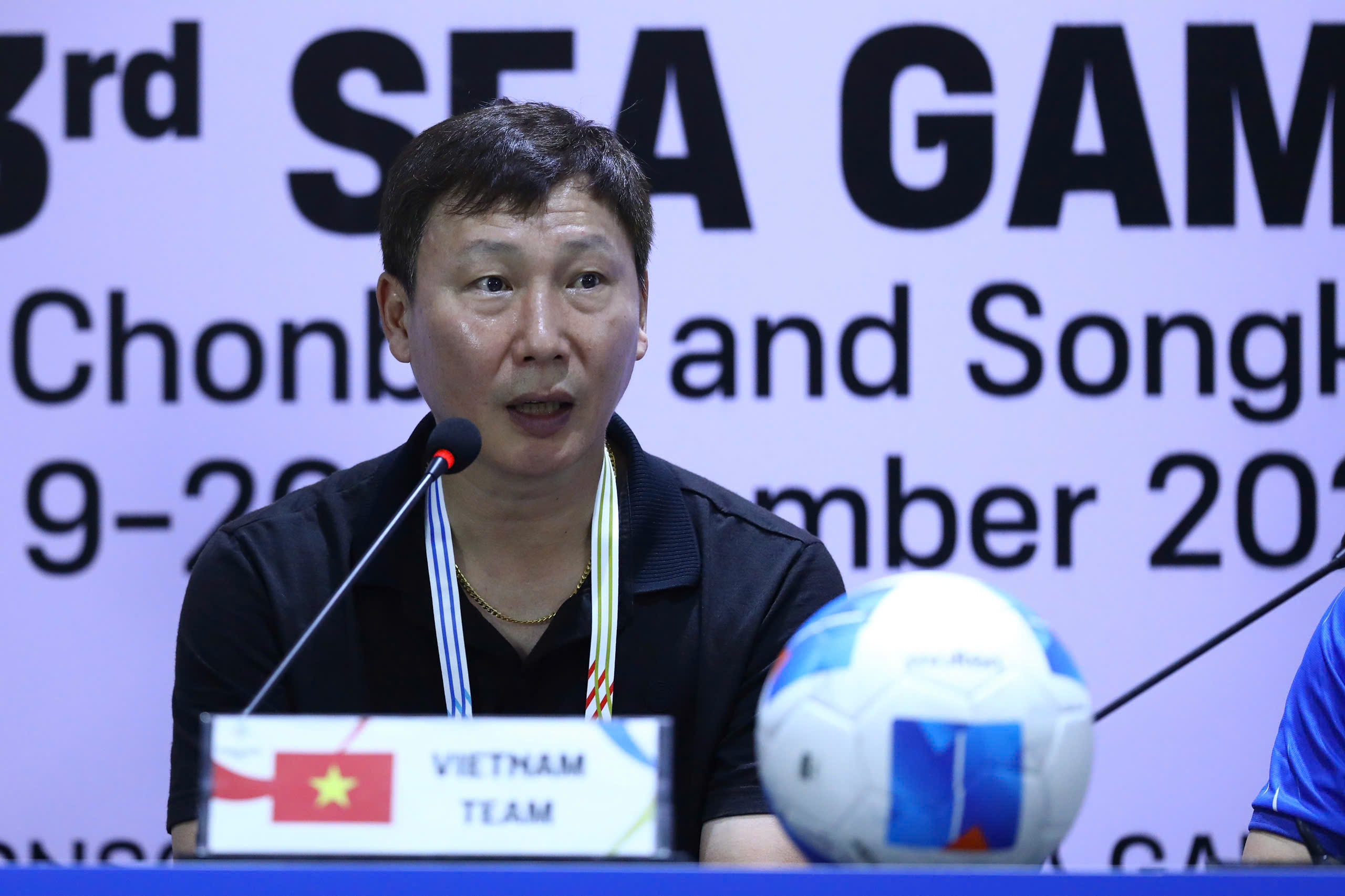 HLV Kim Sang-sik noi ve ban thang tranh cai truoc Lao hinh anh