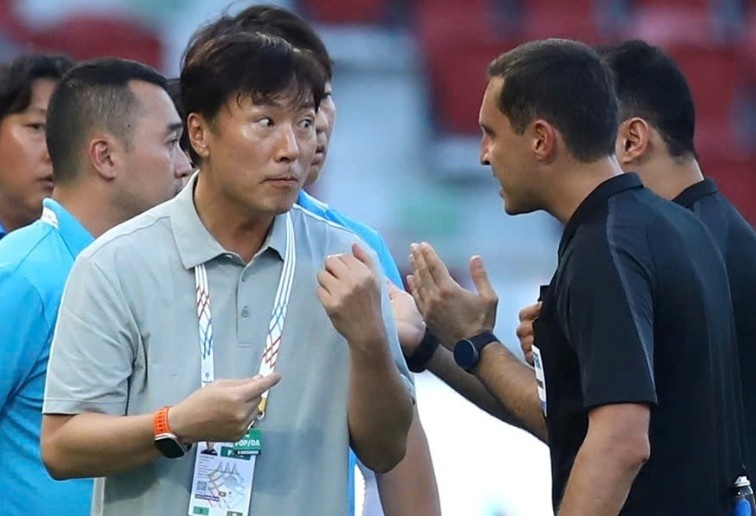 HLV U22 Lao: 'Nhin ty so thi co ve Malaysia manh hon Viet Nam' hinh anh