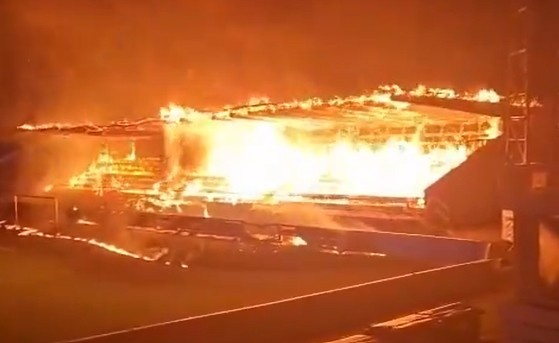 Co dong vien dot san sau khi CLB xuong hang hinh anh