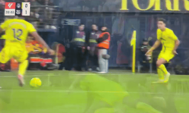 Pha vao bong ron nguoi voi Yamal hinh anh