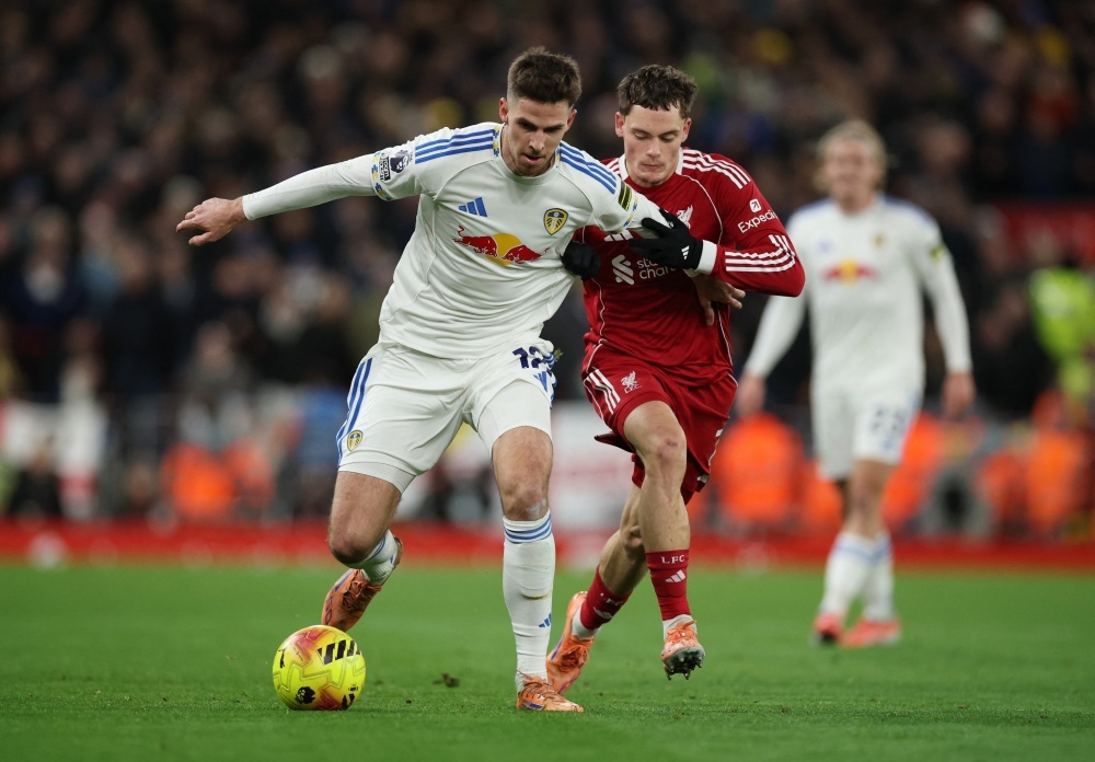 Liverpool bat luc truoc Leeds hinh anh