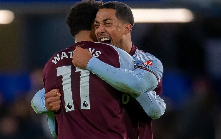 Quat nga Chelsea, Aston Villa tai hien ky tich tram nam hinh anh