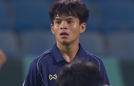 Cau thu Thai Lan ngo ngang voi tieng coi trong tai hinh anh