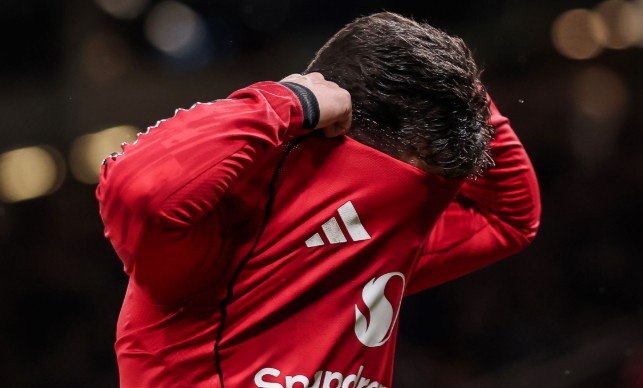 Sao tre MU bat khoc sau the do hinh anh