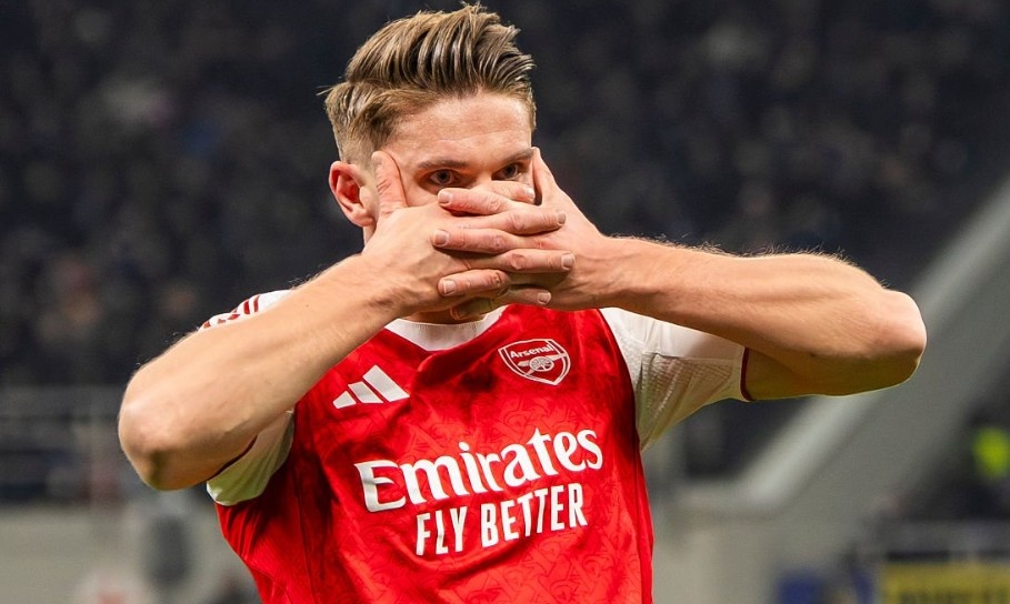 Arsenal lam nen lich su o Champions League hinh anh