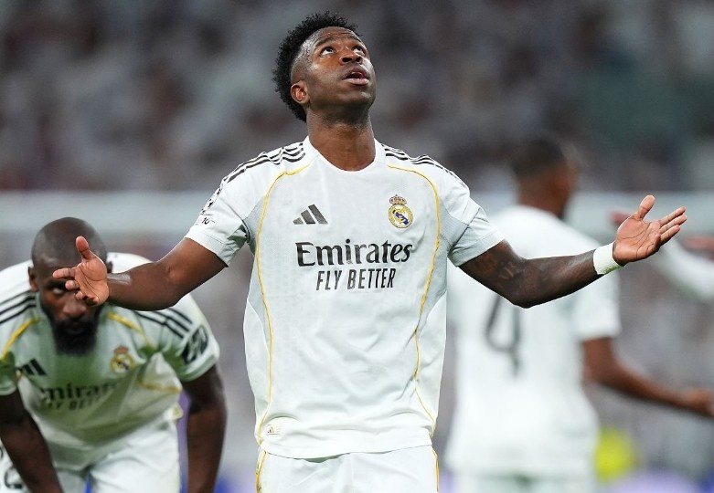 Vinicius lai toa sang, Real hien ngang vao vong 1/8 Champions League hinh anh