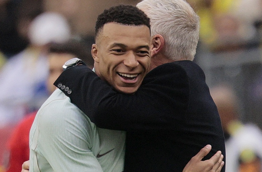 Brazil thua 10 nguoi tuyen Phap hinh anh