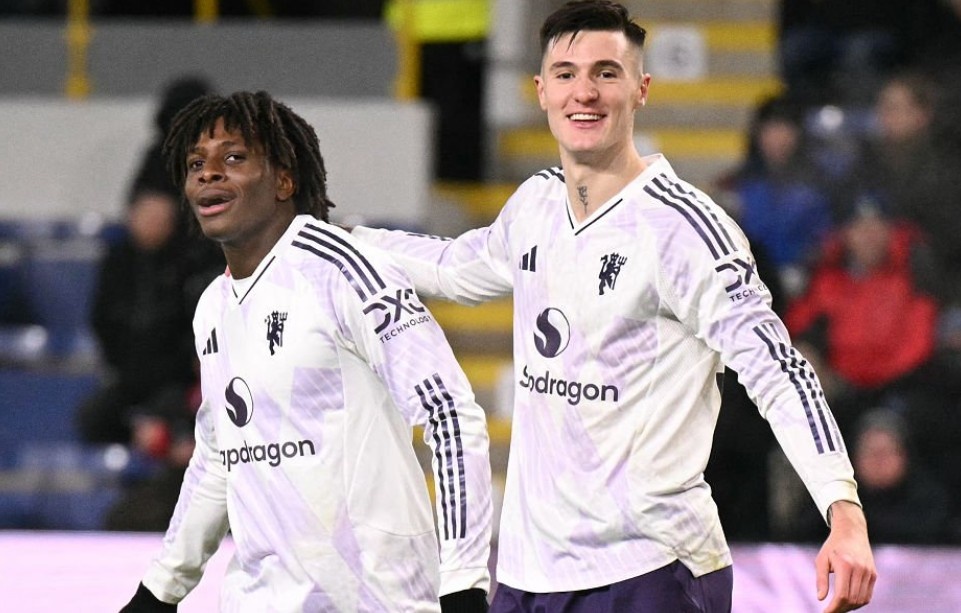 Doi hinh ngoi sao Premier League ngoi nha xem World Cup hinh anh