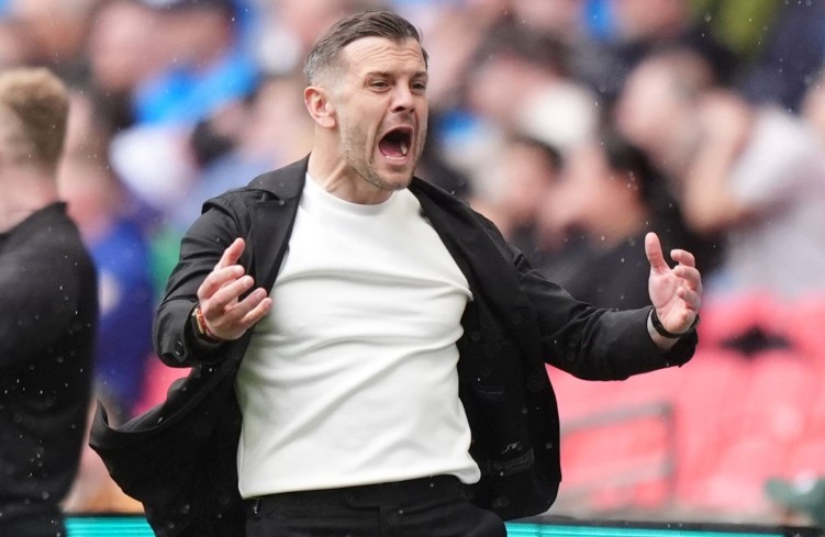 HLV Wilshere gianh danh hieu dau tien hinh anh