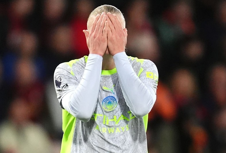 Man City guc nga, Arsenal vo dich Premier League hinh anh