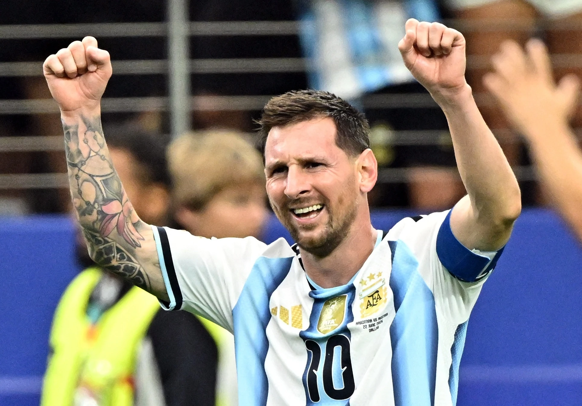 Messi lam dieu chua tung co, Argentina hien ngang vao vong 32 doi hinh anh