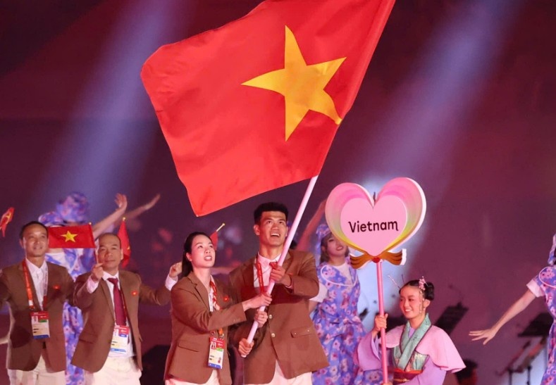 Cầu thủ cao 1,96 m dẫn đầu đoàn Việt Nam ở lễ khai mạc ASIAD 2026