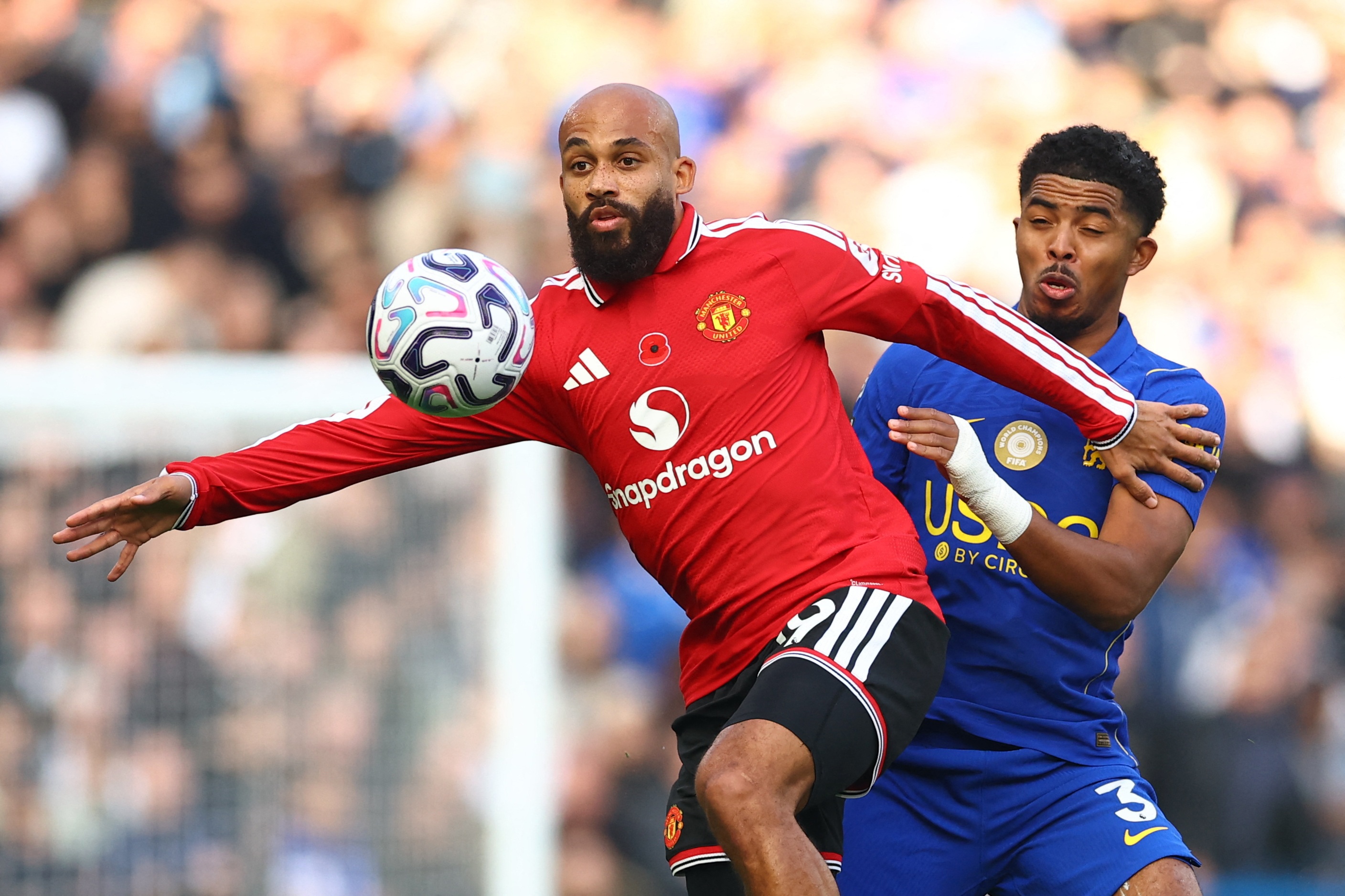 Chelsea 0-0 MU: Santos dứt điểm chệch cột
