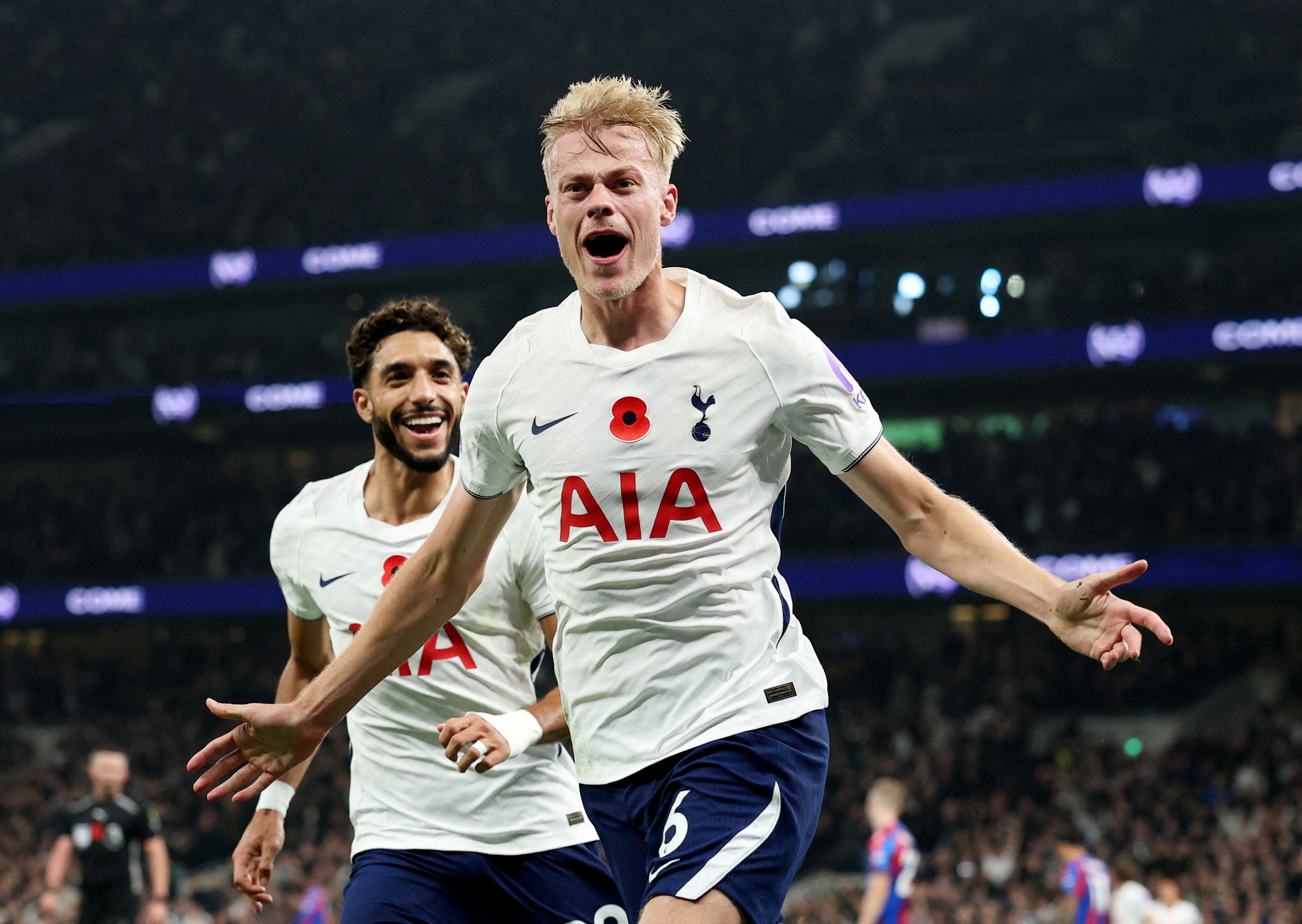 Tottenham 'cứu' MU