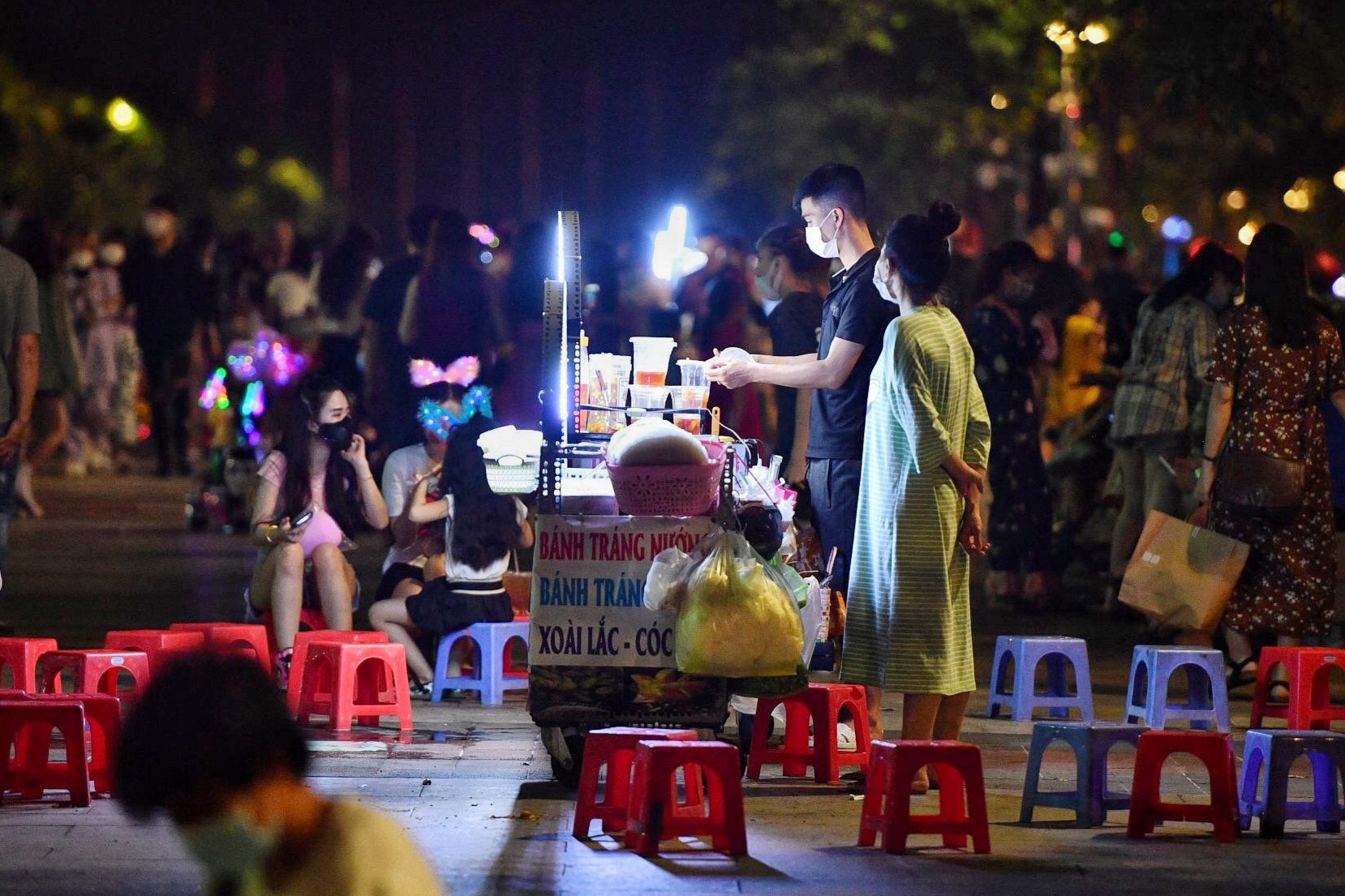 Hang rong tran vao giua pho di bo Nguyen Hue hinh anh