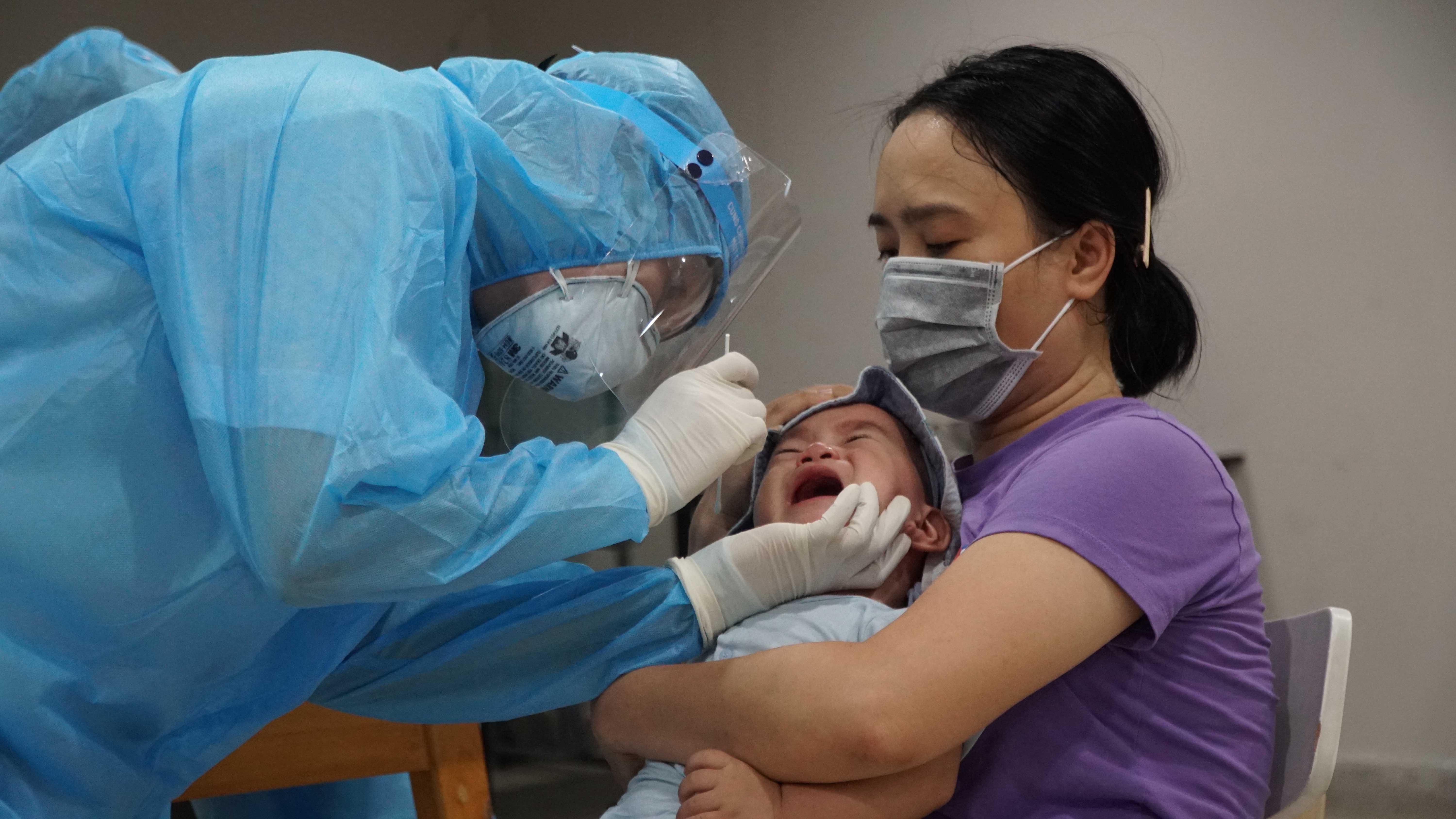 Hang dai cu dan Sunview Town cho lay mau xet nghiem Covid-19 trong dem hinh anh