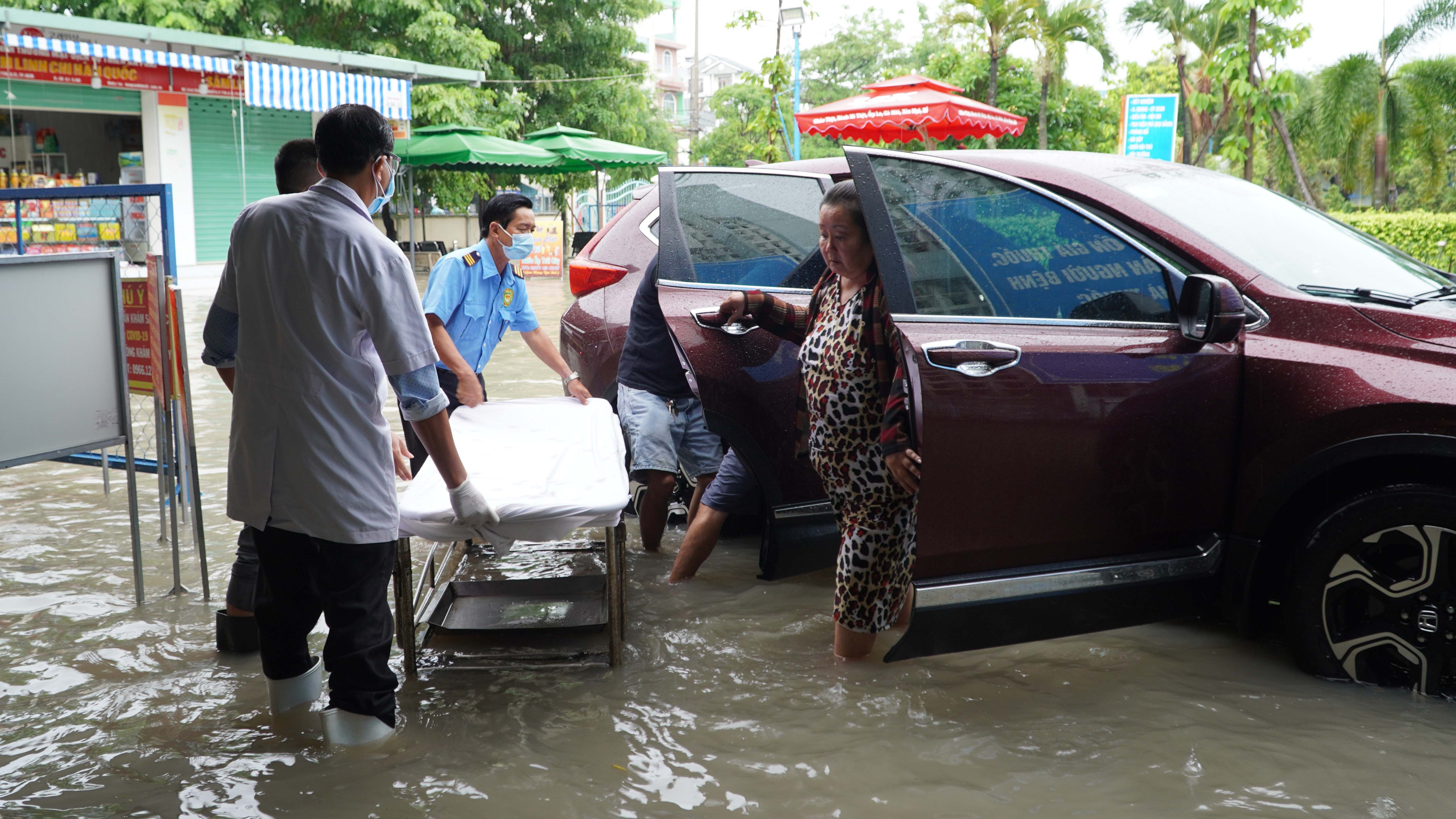 Y, bac si benh vien o TP.HCM loi nuoc tiep nhan benh nhan hinh anh