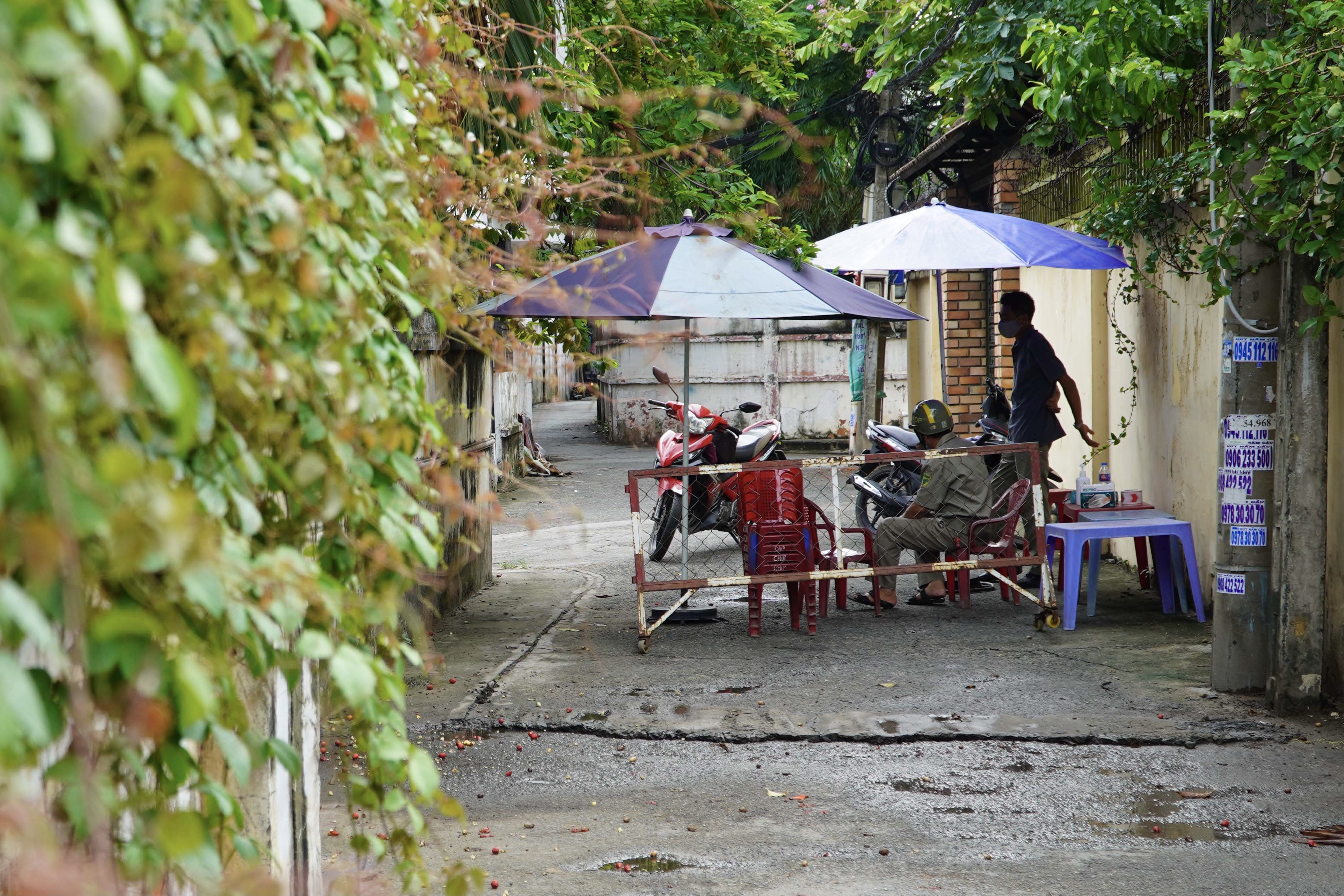 Xac dinh 9 F1 va 14 F2, tiem banh o Thao Dien bi phong toa hinh anh