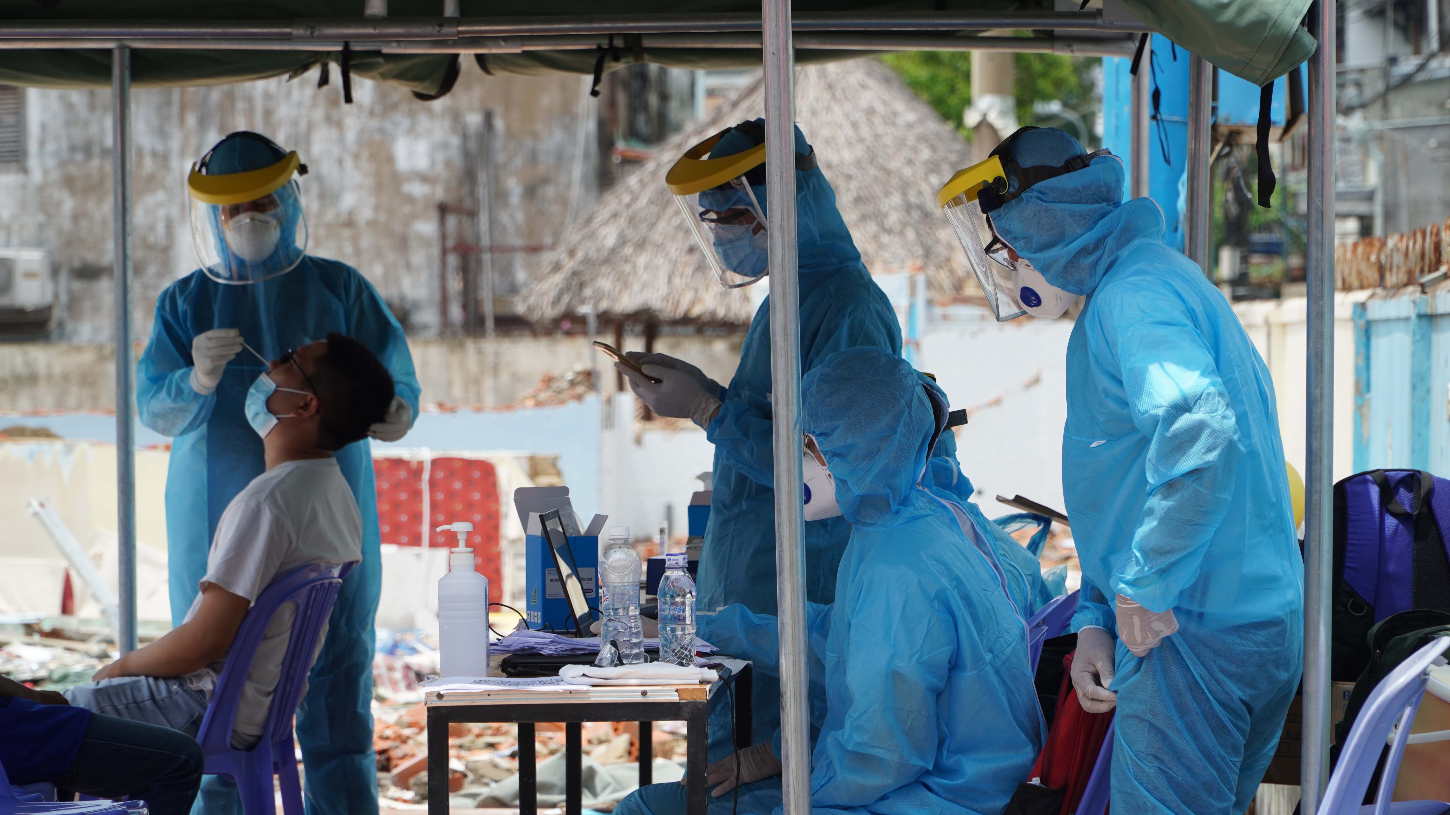 Gap rut lay mau xet nghiem cho hang tram nguoi o Binh Thanh hinh anh