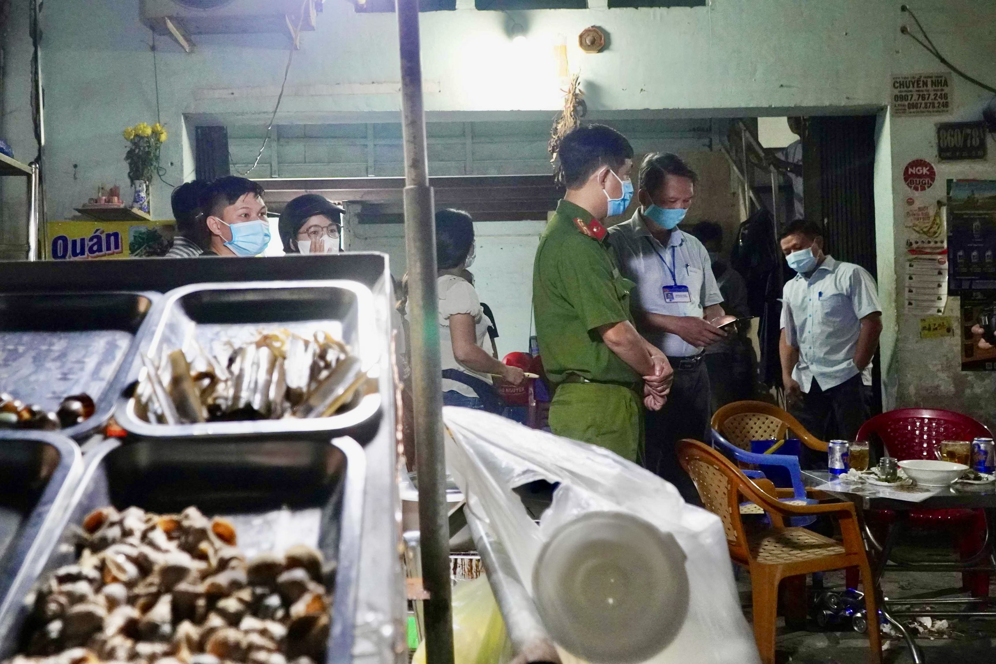 Nhieu nguoi bo chay khi thay doan kiem tra phong dich Covid-19 hinh anh