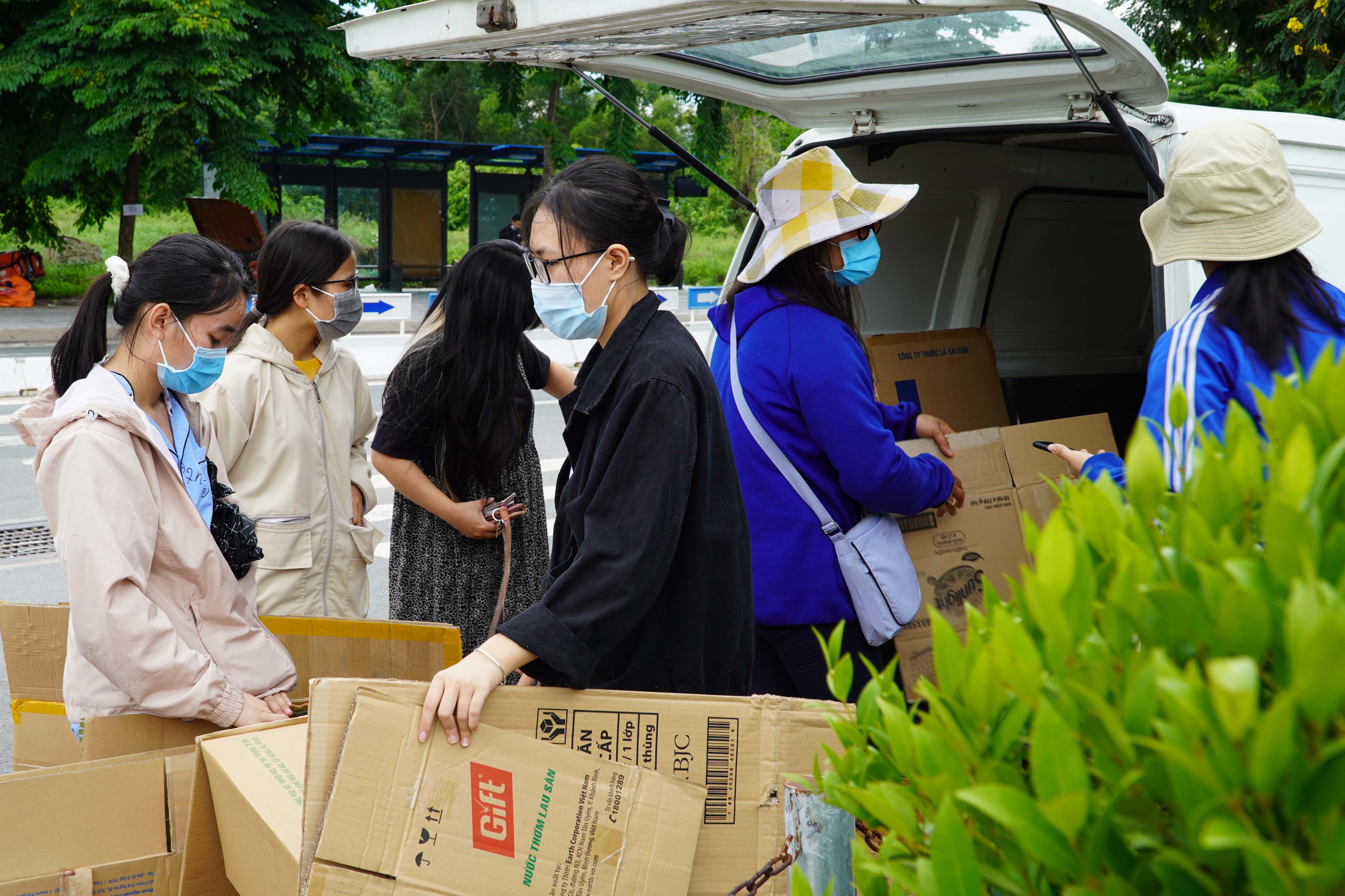 Sinh vien o TP.HCM voi vang don di vi KTX thanh khu cach ly hinh anh