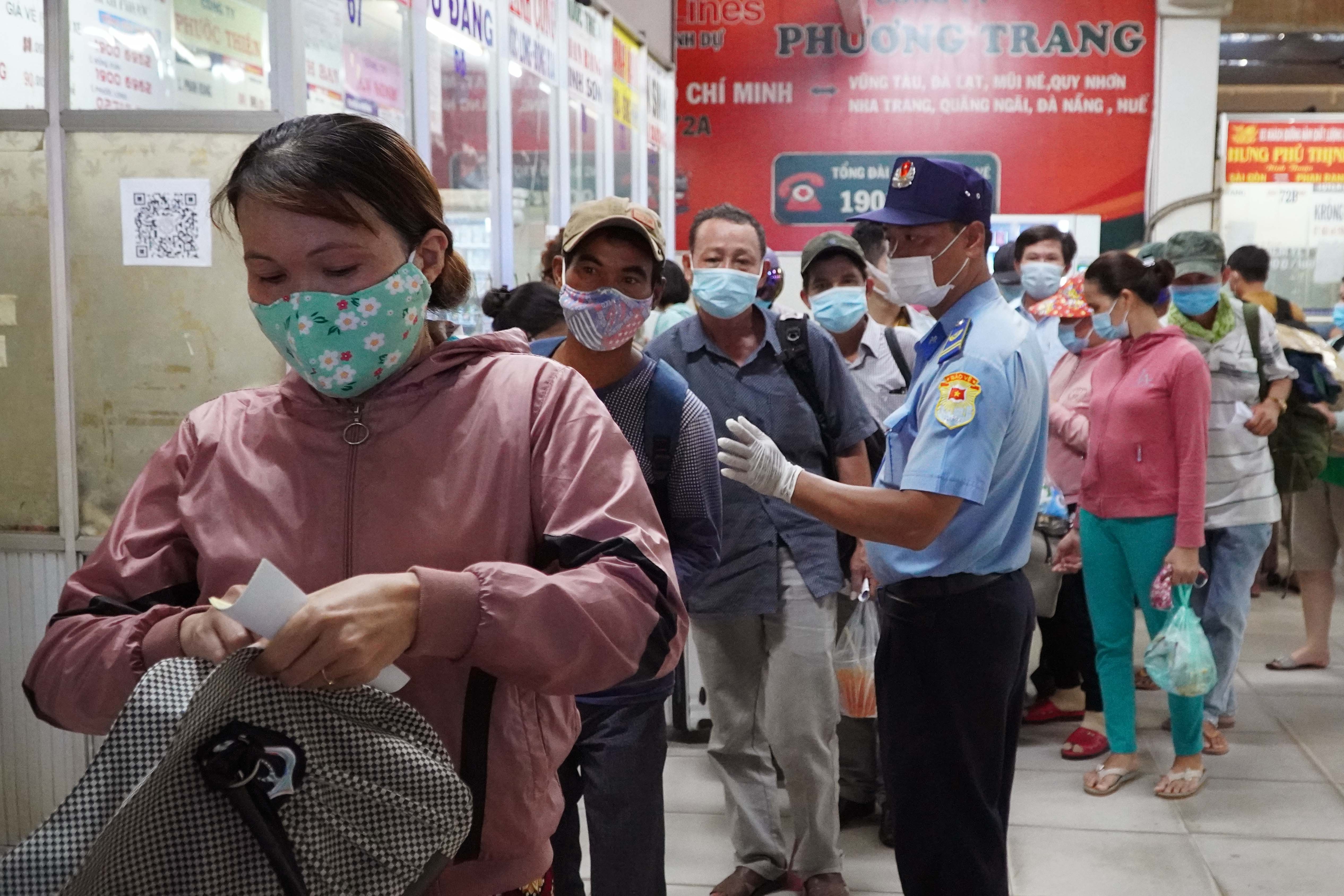 Nguoi dan ra ben xe ve que truoc khi TP.HCM gian cach xa hoi hinh anh