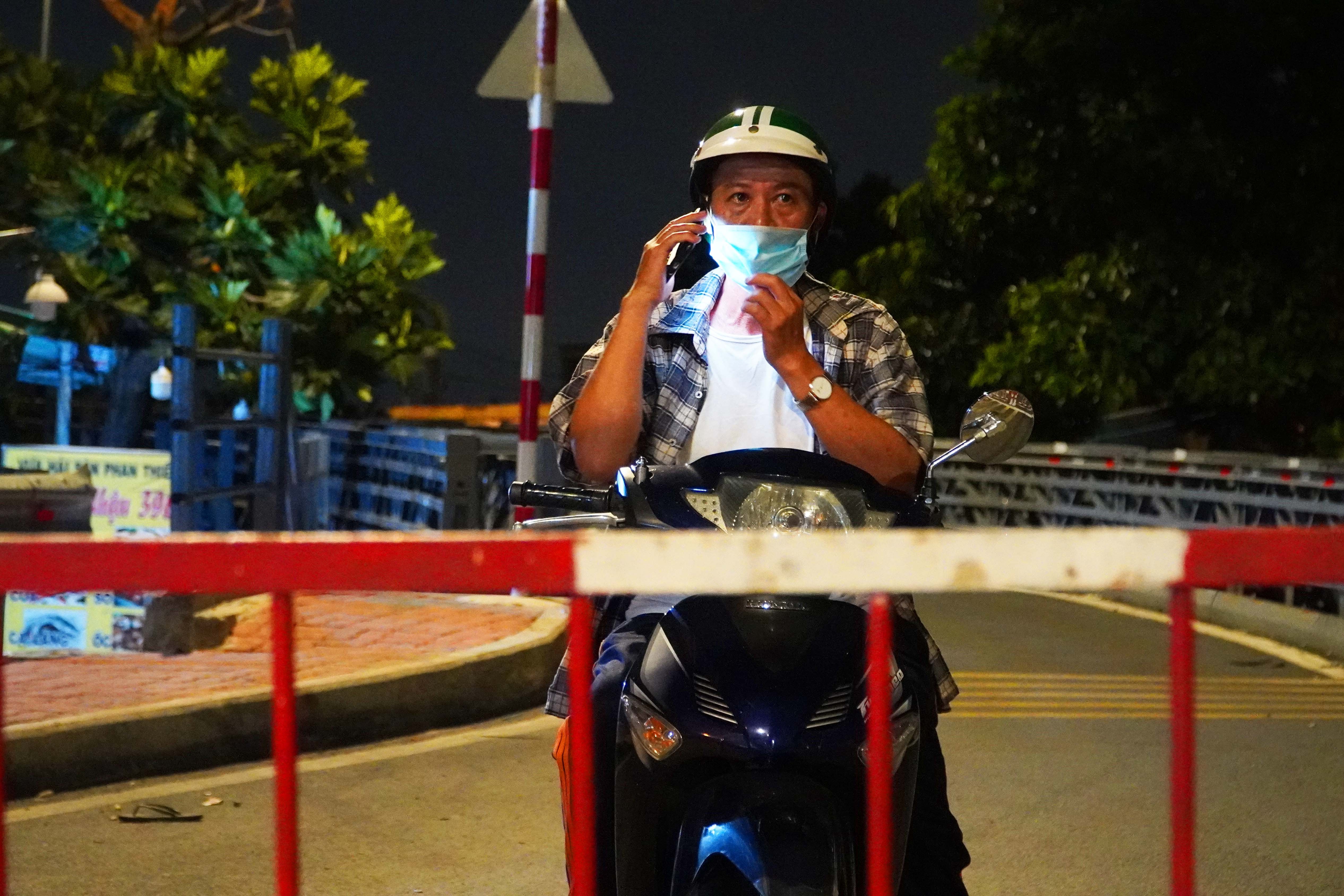 Quay dau xe khi gap hang rao chot chan o quan Go Vap hinh anh