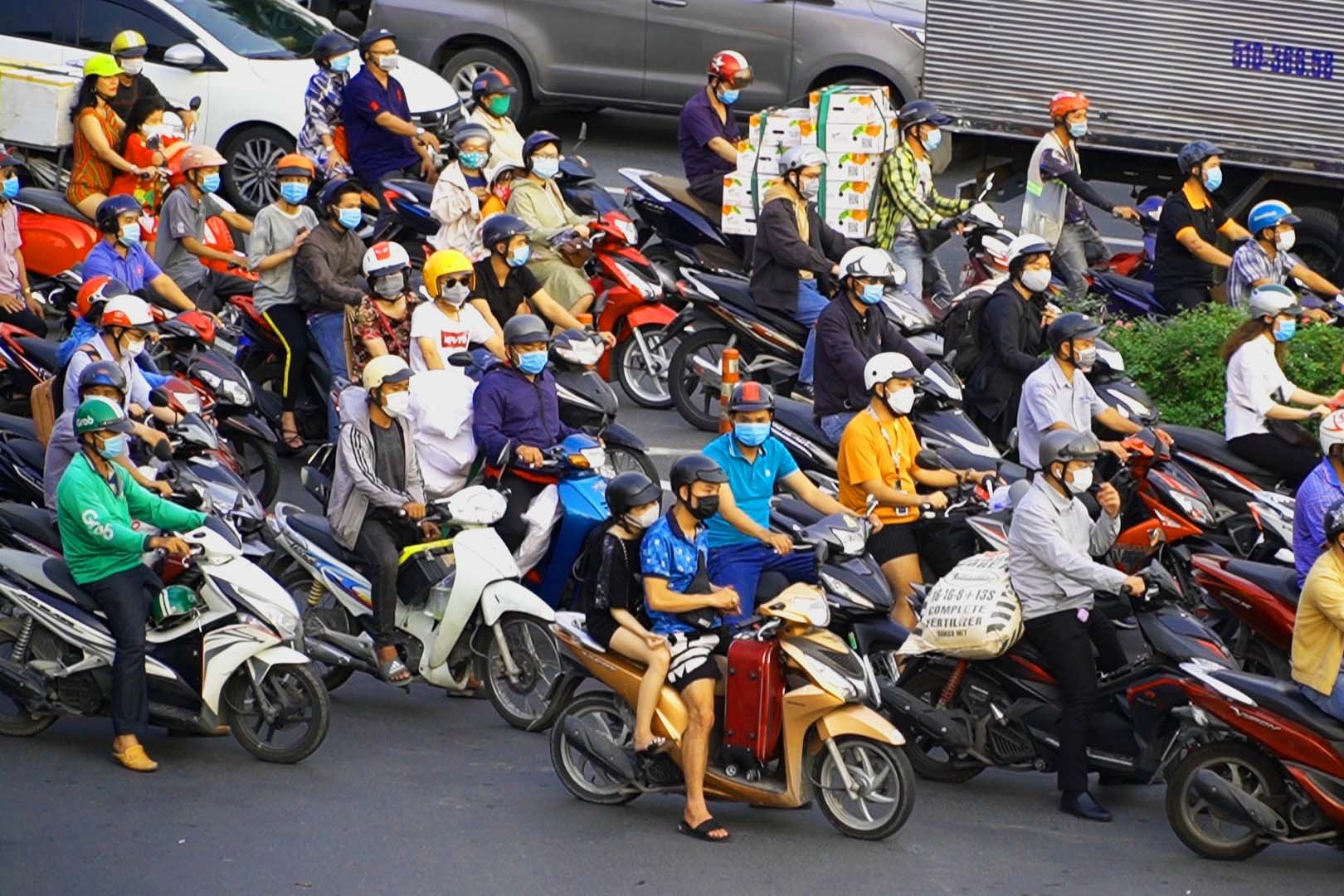 Xe co dong duc ngay dau gian cach o quan Go Vap hinh anh