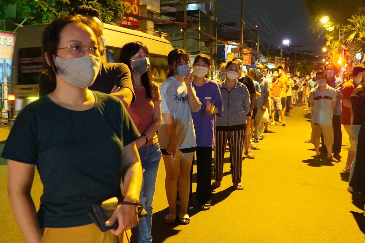 Nguoi Go Vap xep hang dai 1 km cho lay mau xet nghiem hinh anh