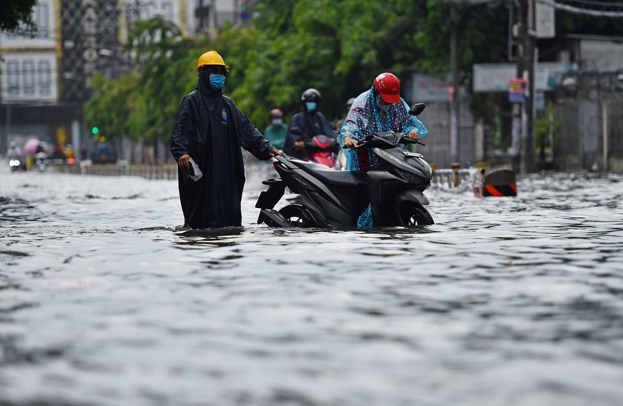 Nhieu xe chet may sau con mua lon o Go Vap hinh anh