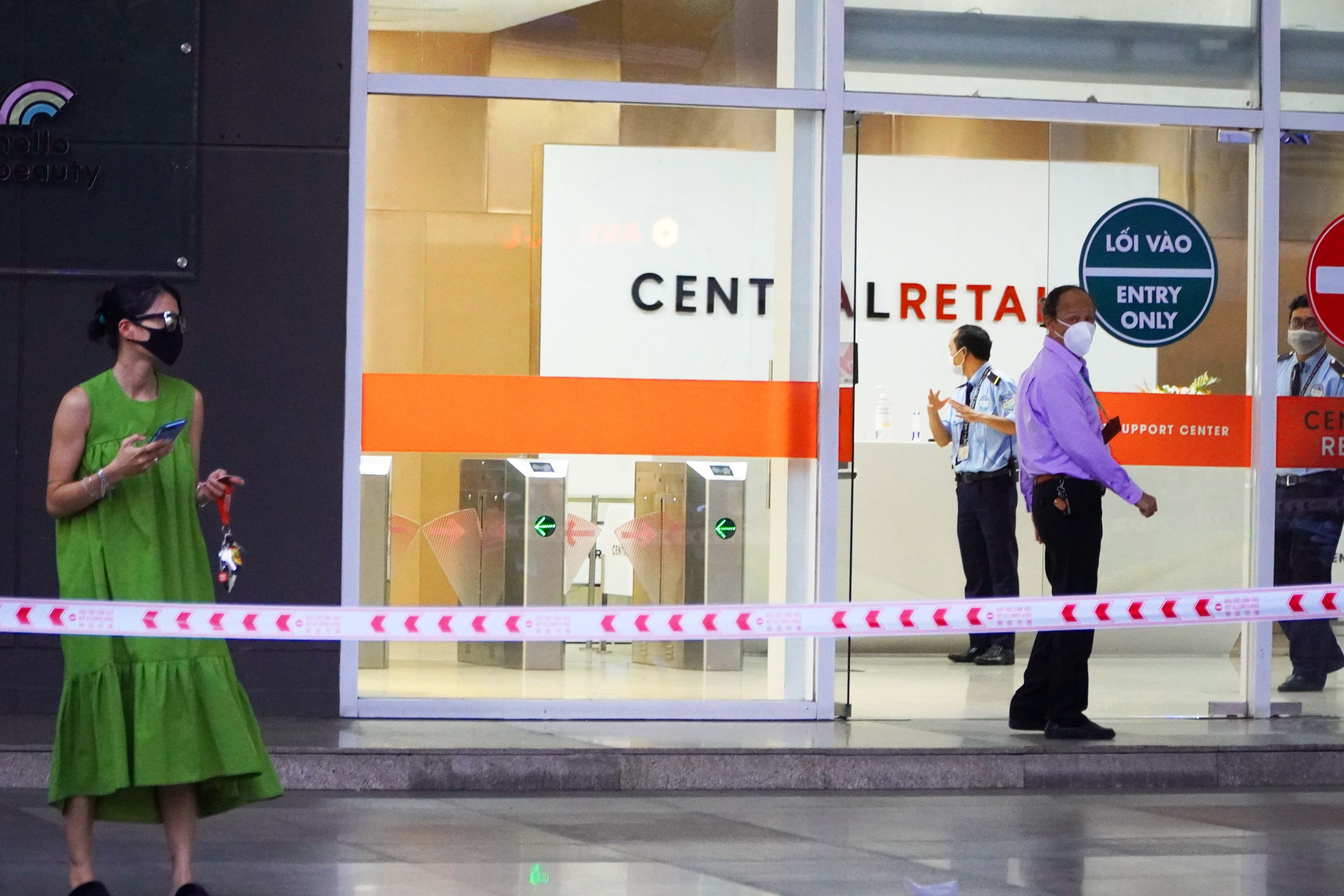 Phong toa cao oc Satra Exim tai TP.HCM vi ca nghi mac Covid-19 hinh anh