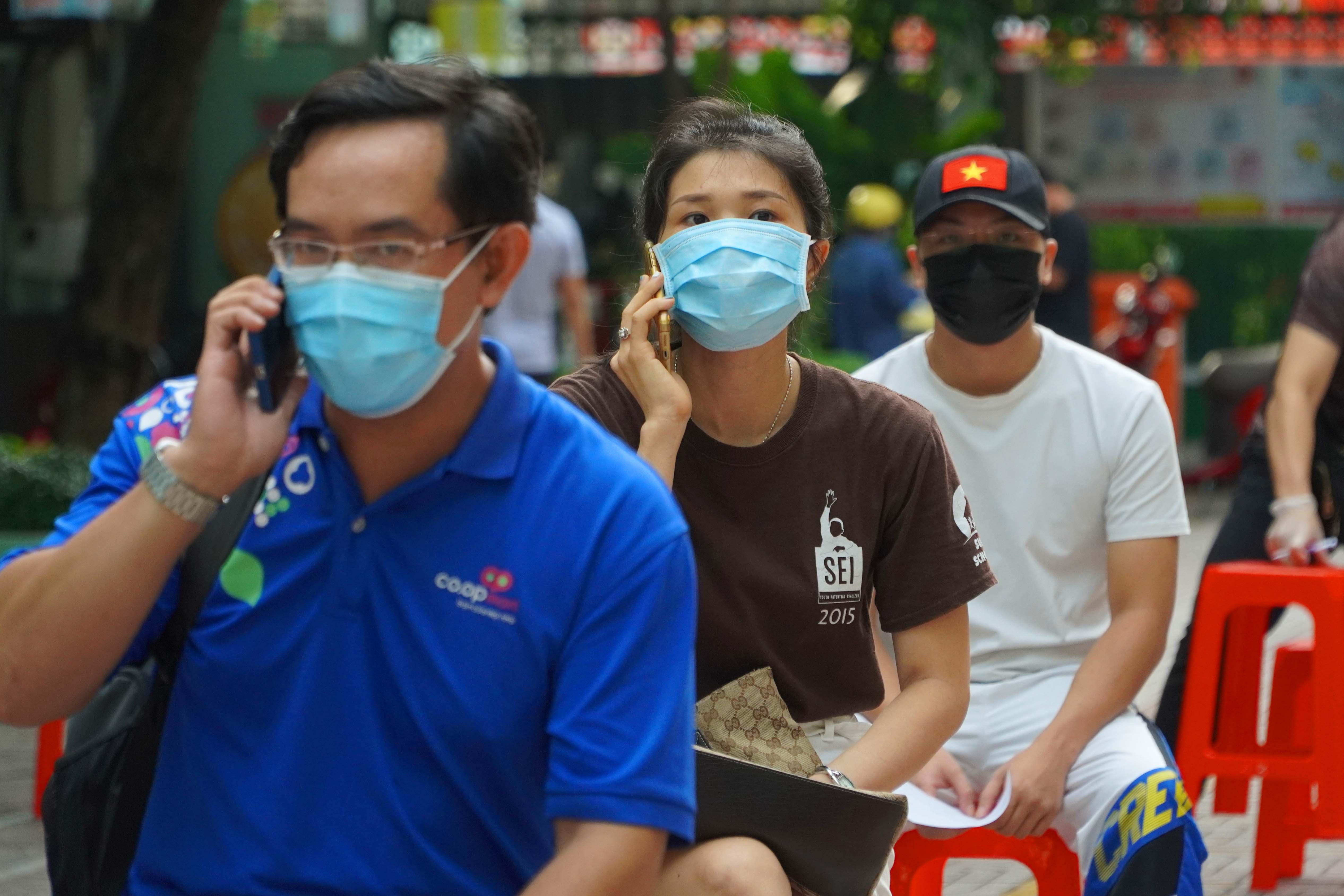 Xet nghiem SARS-CoV-2 de duoc roi Go Vap di lam hinh anh