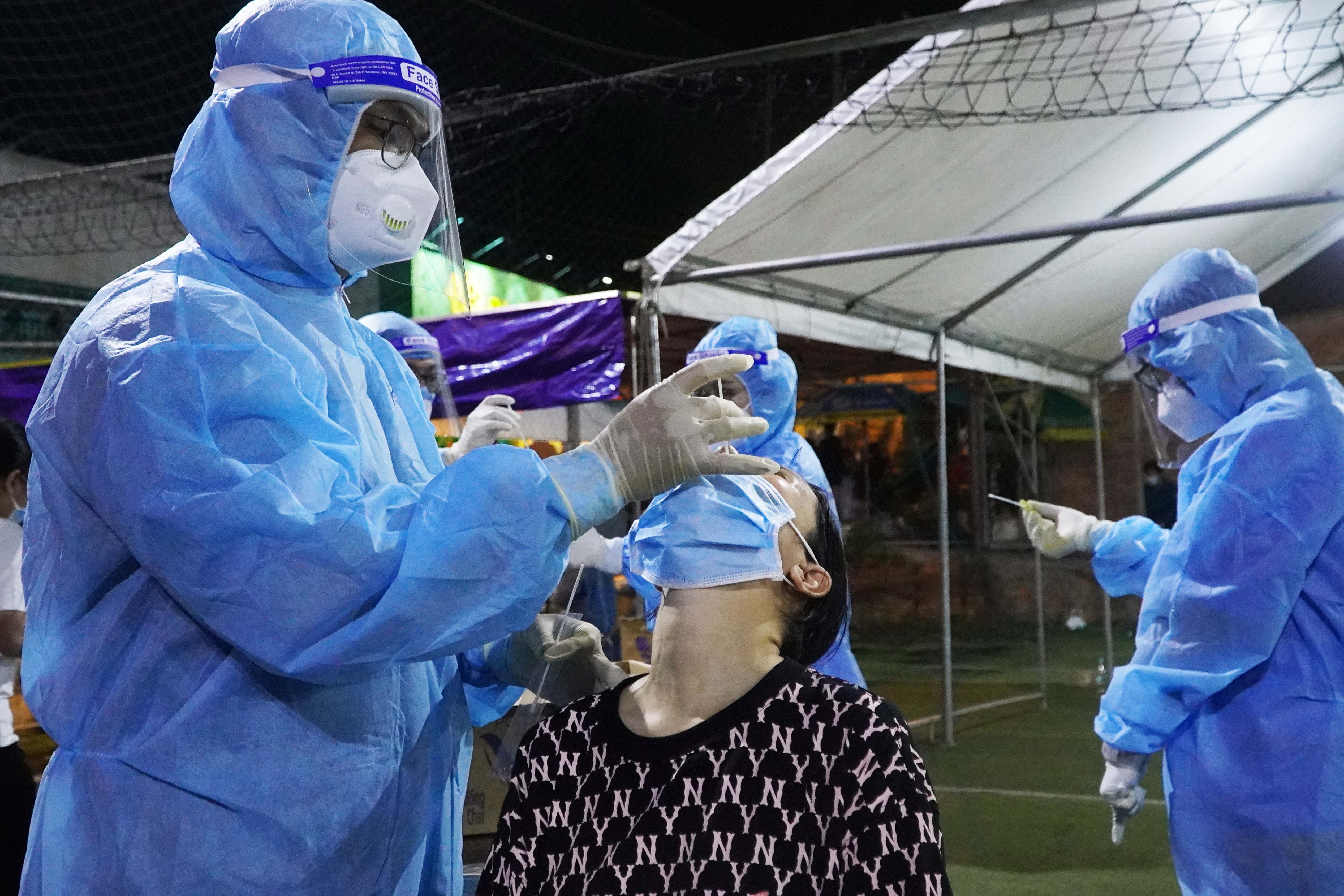 Gap rut xet nghiem cho 15.000 nguoi o Binh Tan hinh anh