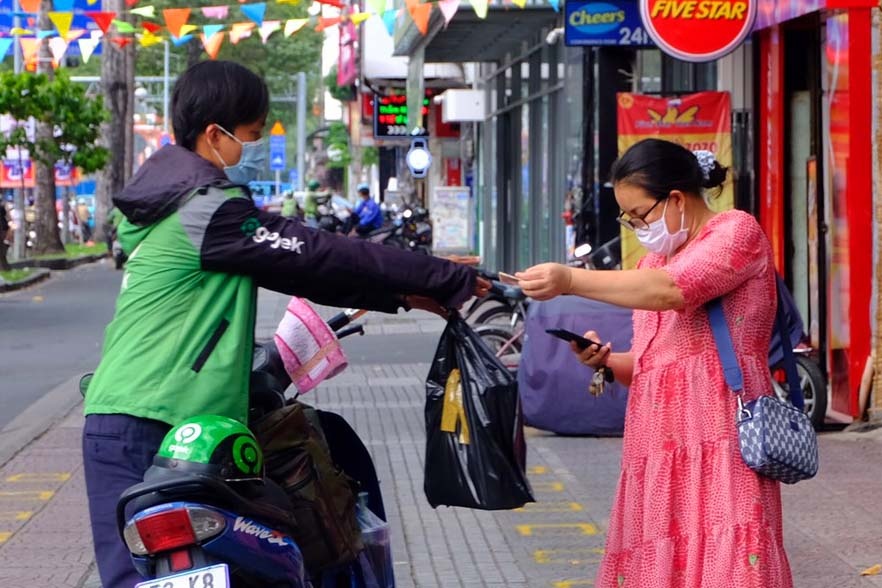 Shipper trong dich: 'Rat so, nhung vi muu sinh nen phai lam' hinh anh