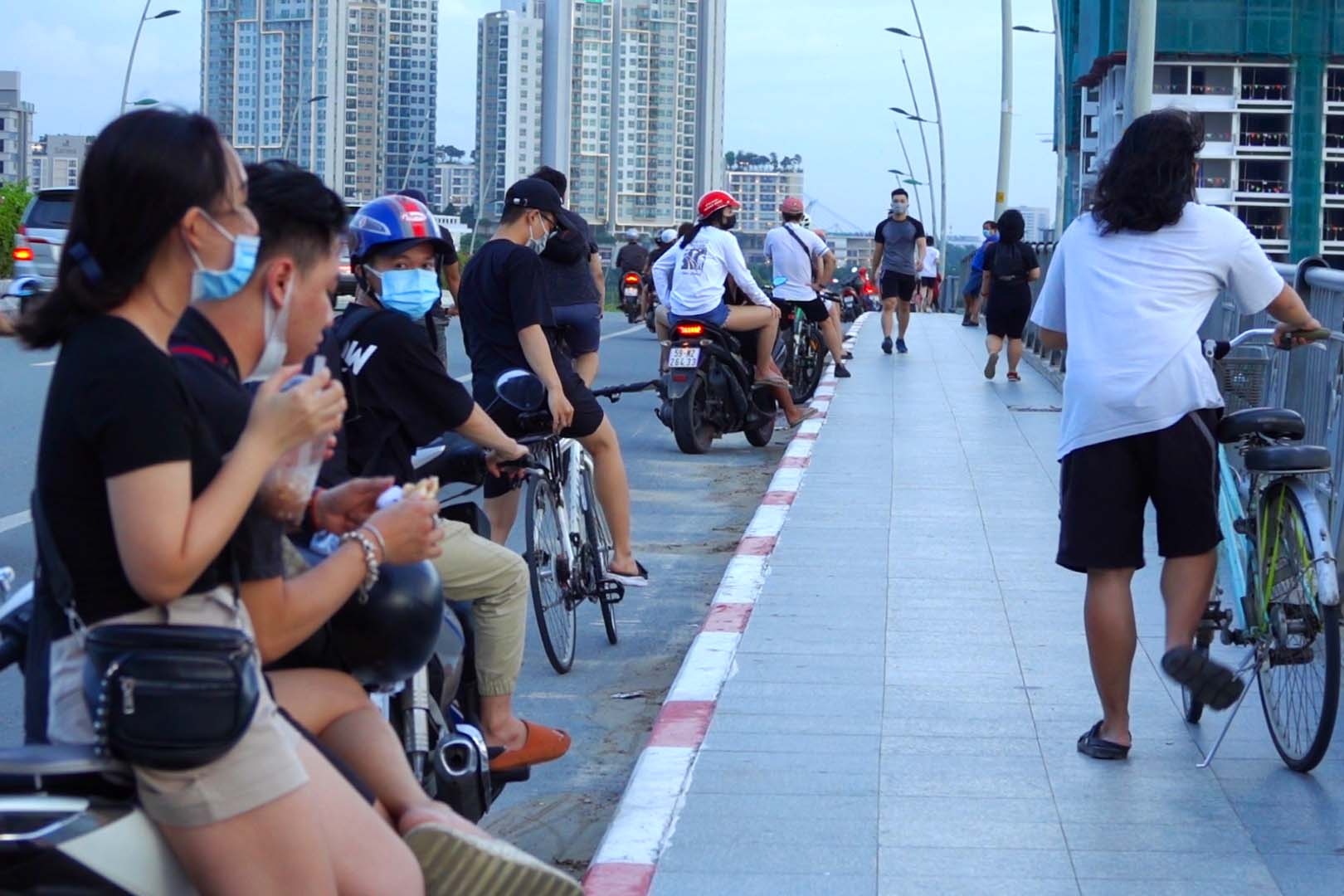 Bat chap lenh cam, nhieu nguoi tu tap hong mat o cau Thu Thiem hinh anh