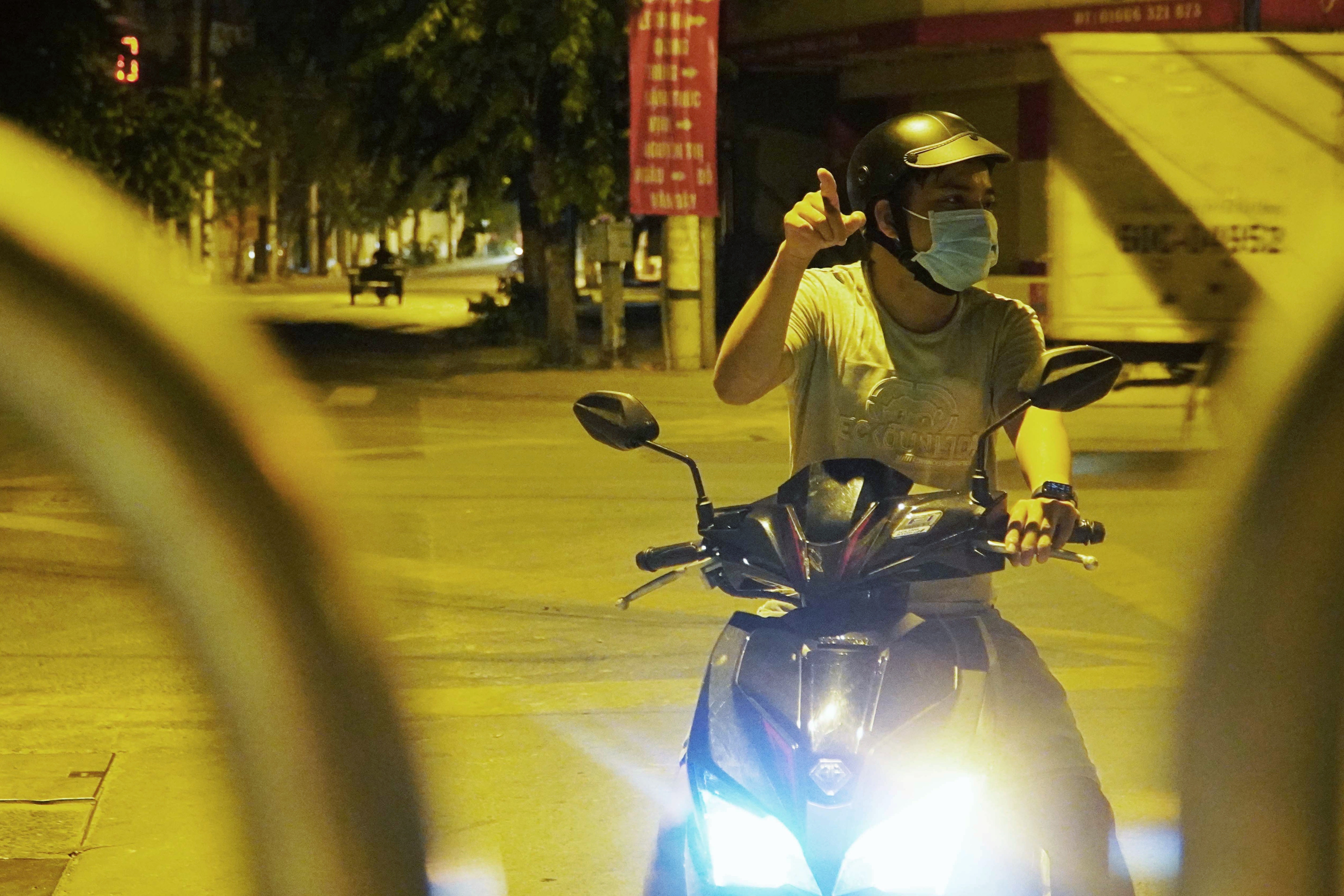 Nguoi dan bo ngo khi gap chot kiem soat dich o Hoc Mon hinh anh