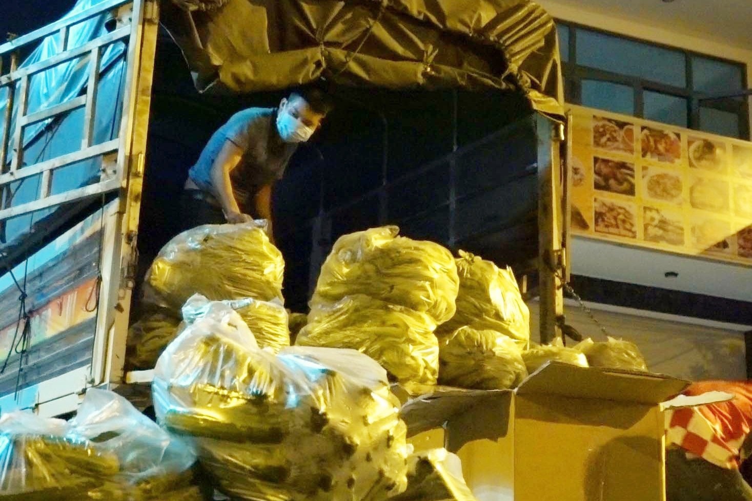 Canh nhon nhip ben ngoai cho dau moi Hoc Mon sau lenh dong cua hinh anh